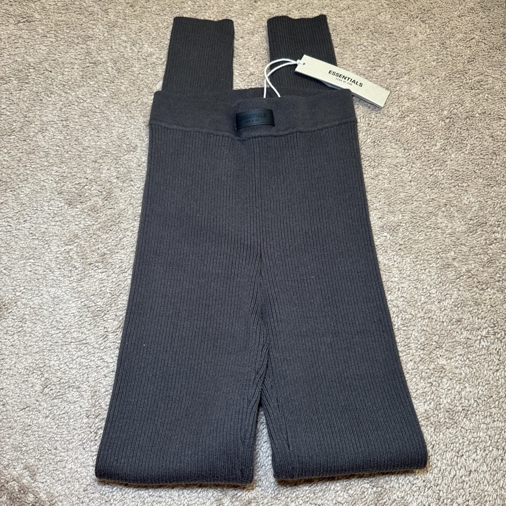 ESSENTIALS RIBBED KNIT LEGGINGS
